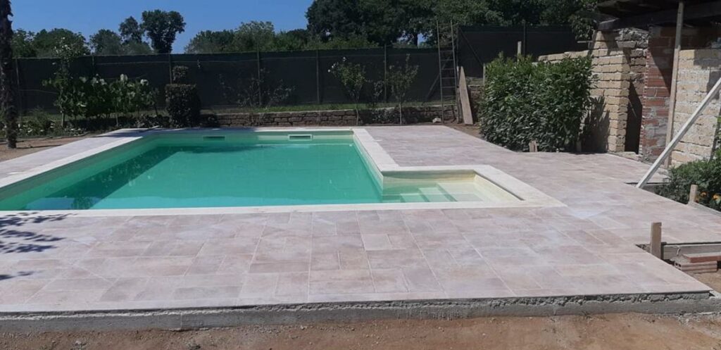 Posa in opera pavimentazione piscina Viterbo