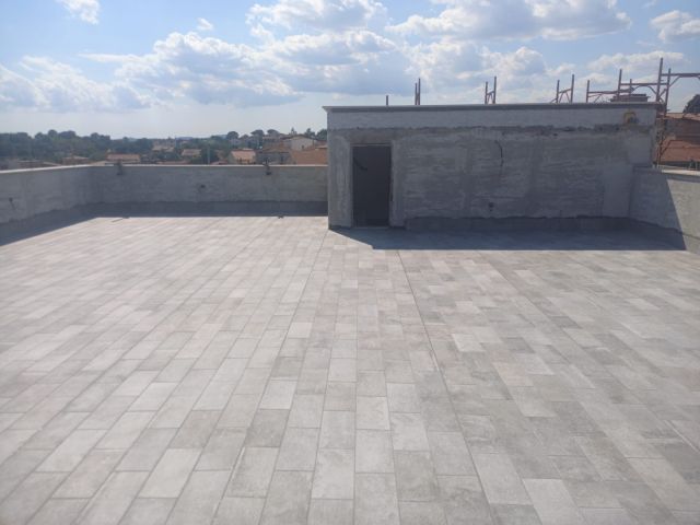 👷‍♂️👷‍♂️Ristrutturazione e impermeabilizzazione di un Terrazzo su cui è stato installato un impianto fotovoltaico.

1️⃣ Posa della pavimentazione in gres porcellanato;
2️⃣ Stuccatura della pavimentazione;
3️⃣ Montaggio del battiscopa; 
4️⃣ Riempimento di giunti di controllo con il silicone.

🤔 Stai pensando di ristrutturare la tua casa? Richiedi un preventivo senza impegno al 📞 333 6811395 📧 simmini.massimo@libero.it

🏡 Pavimentazioni e Ristrutturazioni Simmini
.
.
.
.
.
.
#ediliziasimmini #ristrutturazioni #pavimentazioni #gresporcellanato #viterbo